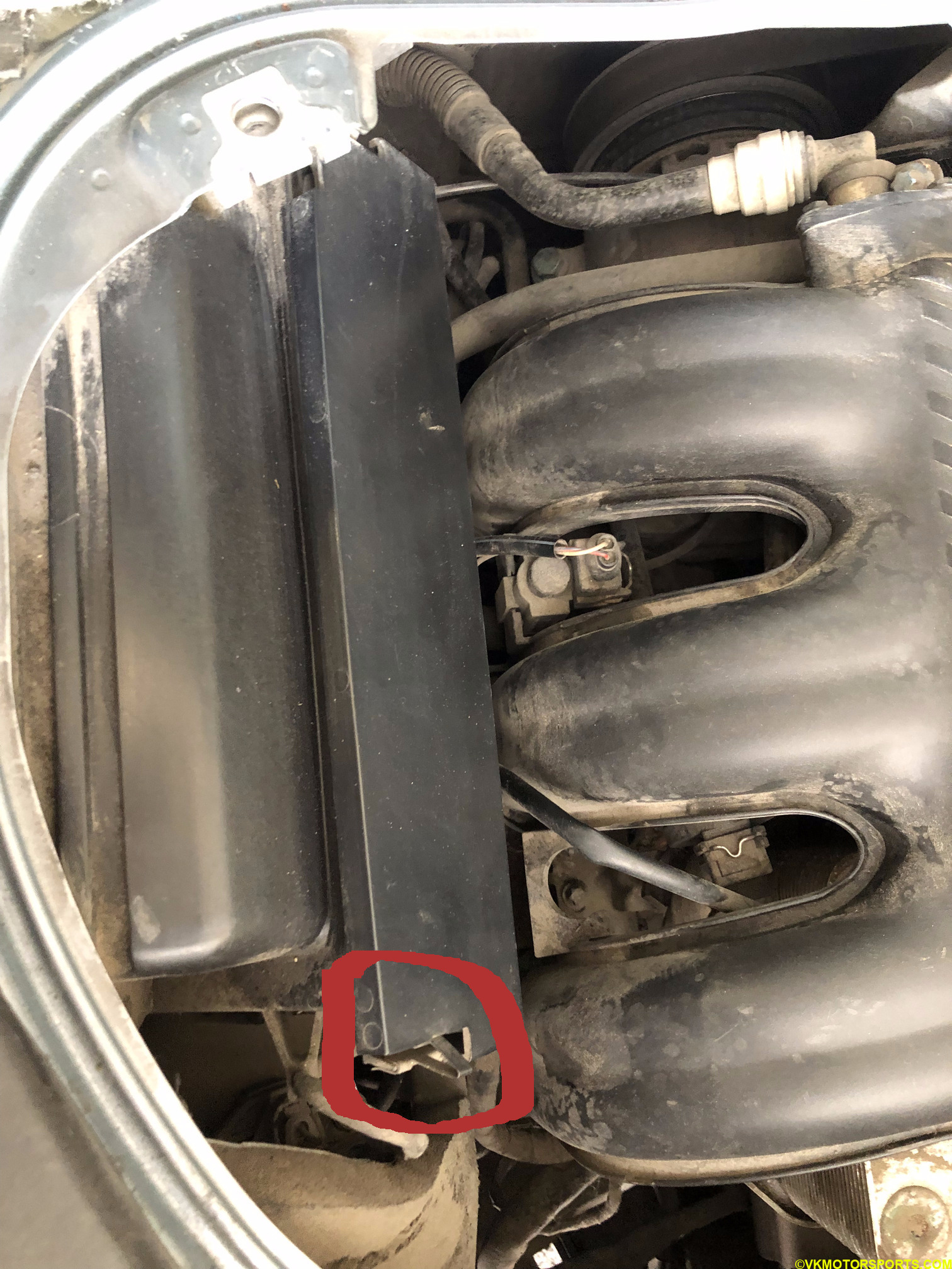 Figure 12. Air filter housing is clean. Note the clip marked with a red circle