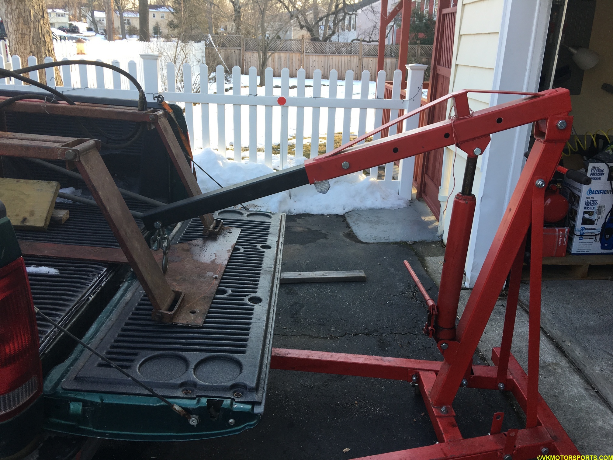 Engine hoist lifting the main portion